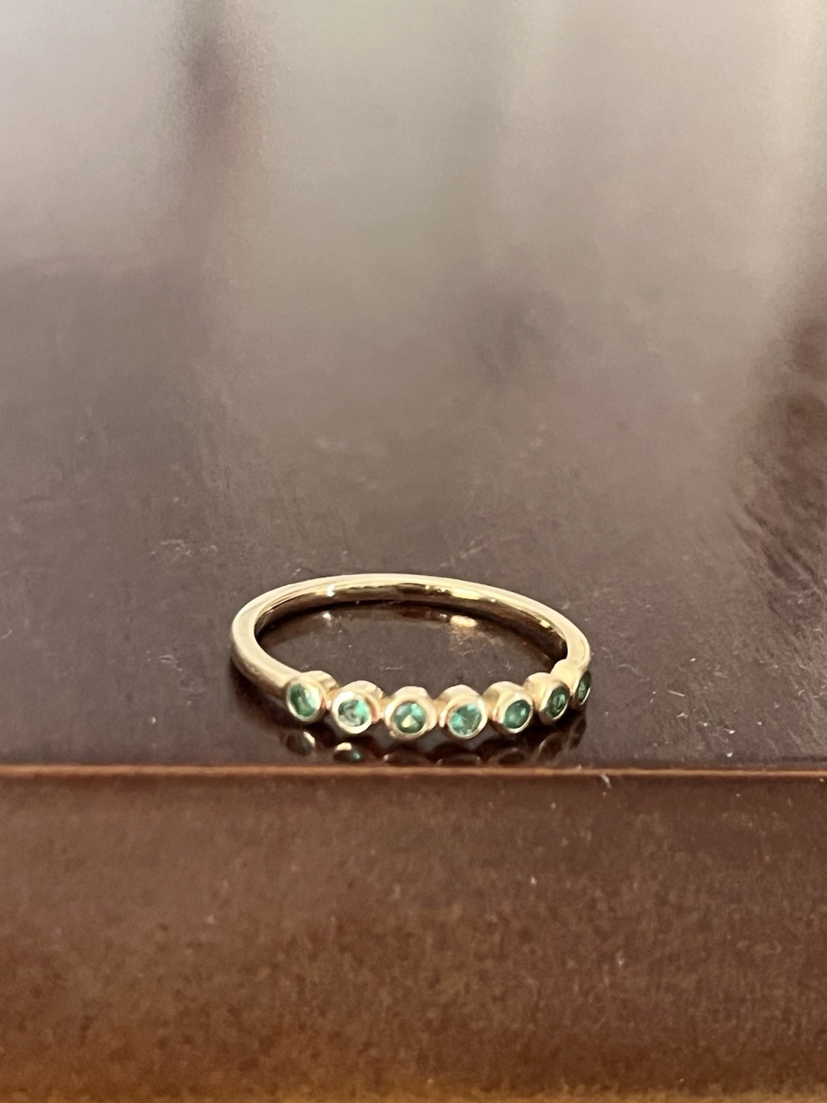 Mejuri 14K Yellow Gold Bezel Set Emerald Band Ring, New in Box Sz 6