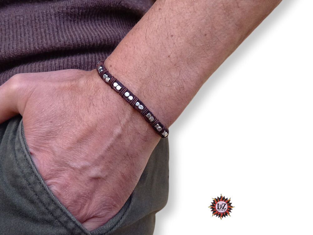 Bracciale in cuoio marrone naturale e pepite metallo – Regolabile