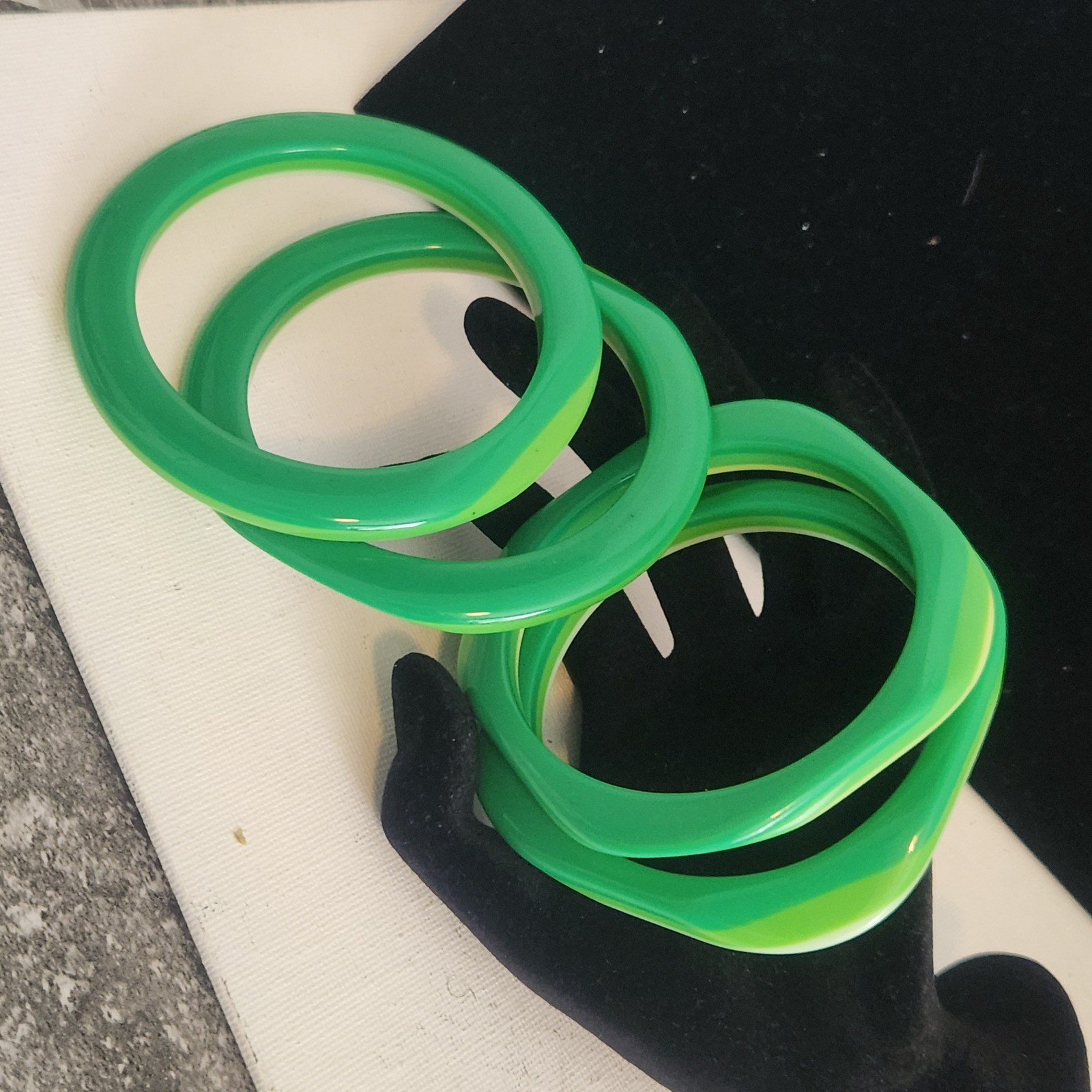 Green Resin acrylic Bangle Bracelet Set 4pc Round Wavy Scalloped Stackable Retro