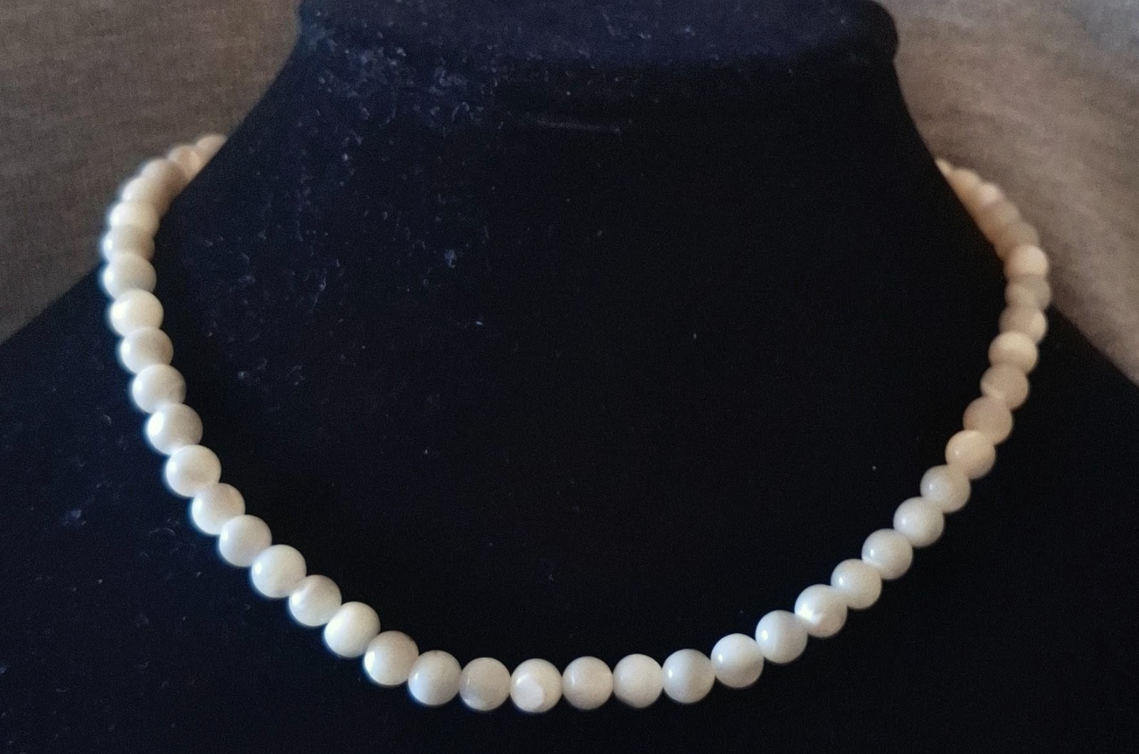 Vintage Jewelry Mother of Pearl Round Beads Choker Necklace Barrel Clasp