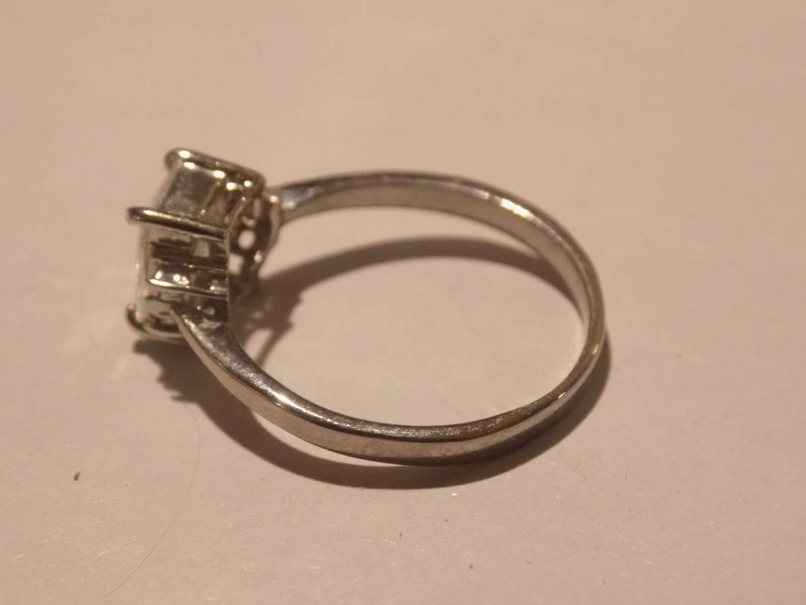 Beautiful solitaire with accents silver tone Ring Size 8.5 (226)