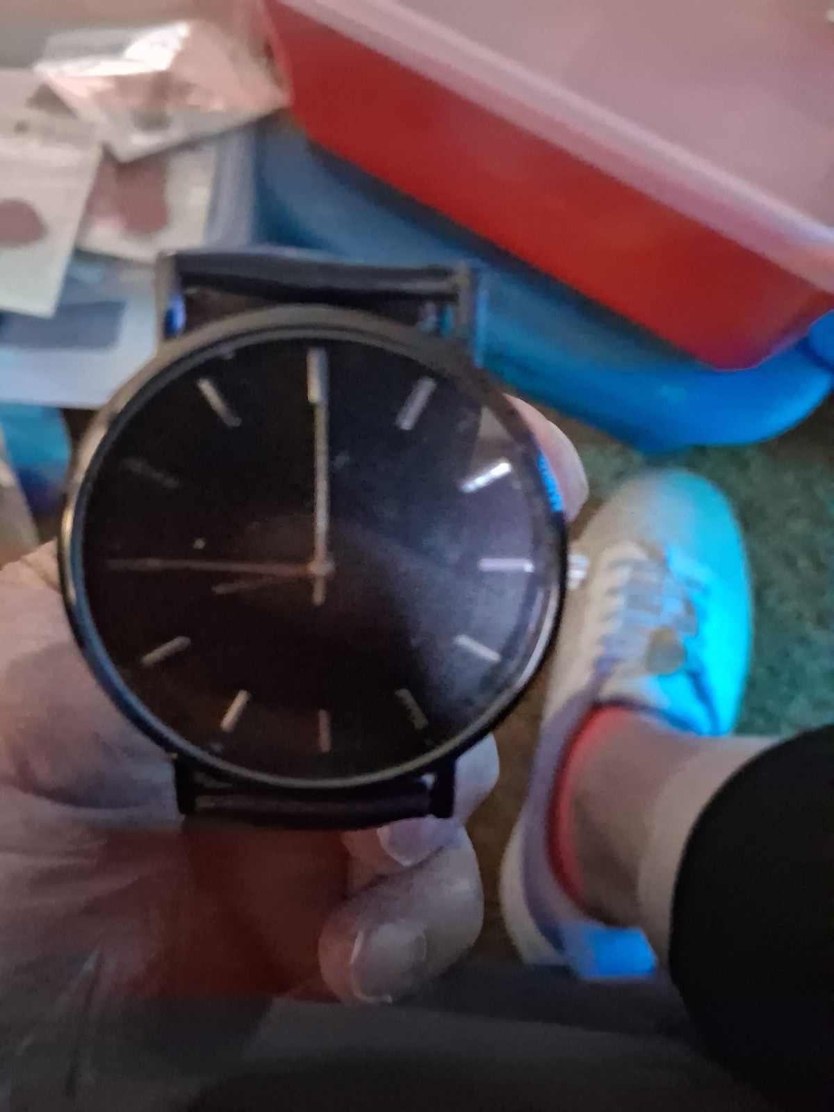 Analog Wristwatch Black Round Dial Baton Indexes Black Case Bezel Band