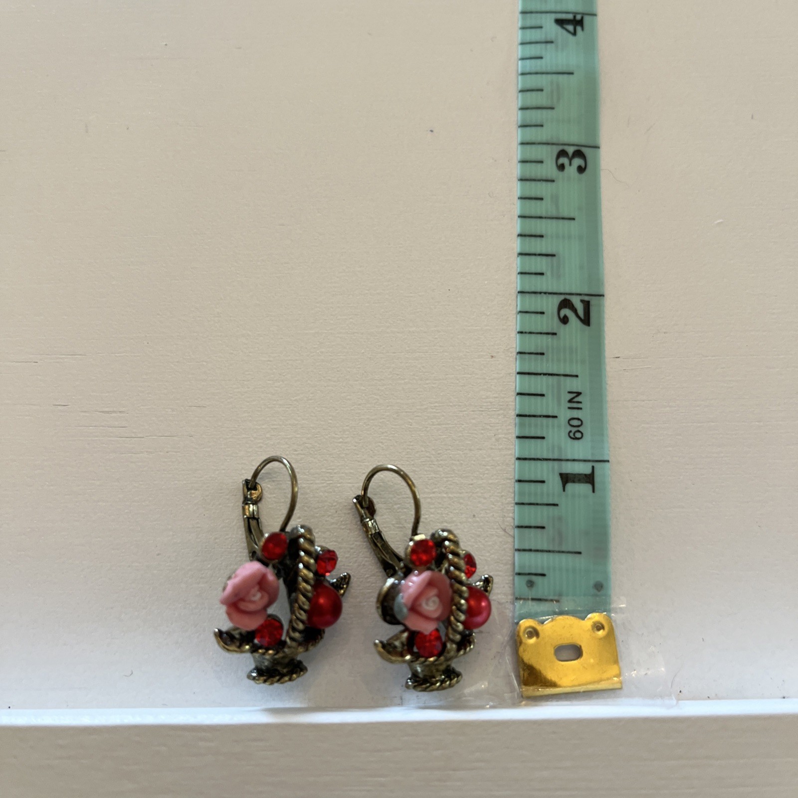 earrings Romantic Vtg basket with flowers and pink roses