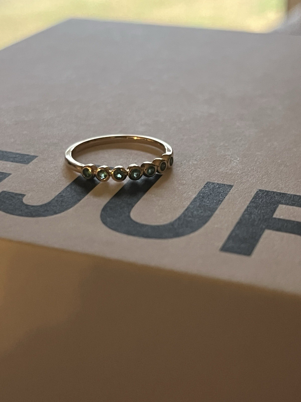 Mejuri 14K Yellow Gold Bezel Set Emerald Band Ring, New in Box Sz 6