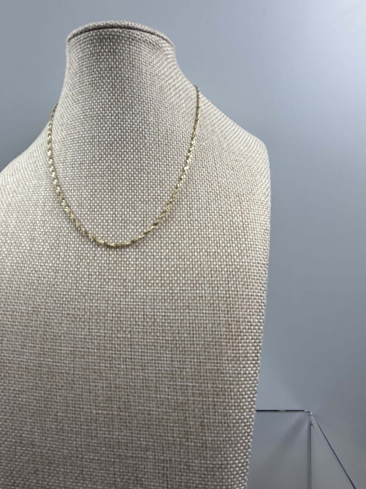 14k Yellow Gold Necklace. Twisted Singapore Link. 16in Long. 2.2 Grams. E1