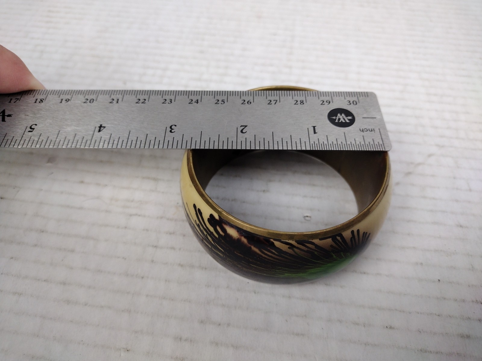 LUCITE ACRYLIC PEACOCK FEATHER BANGLE 1970’s CHUNKY BRACELET