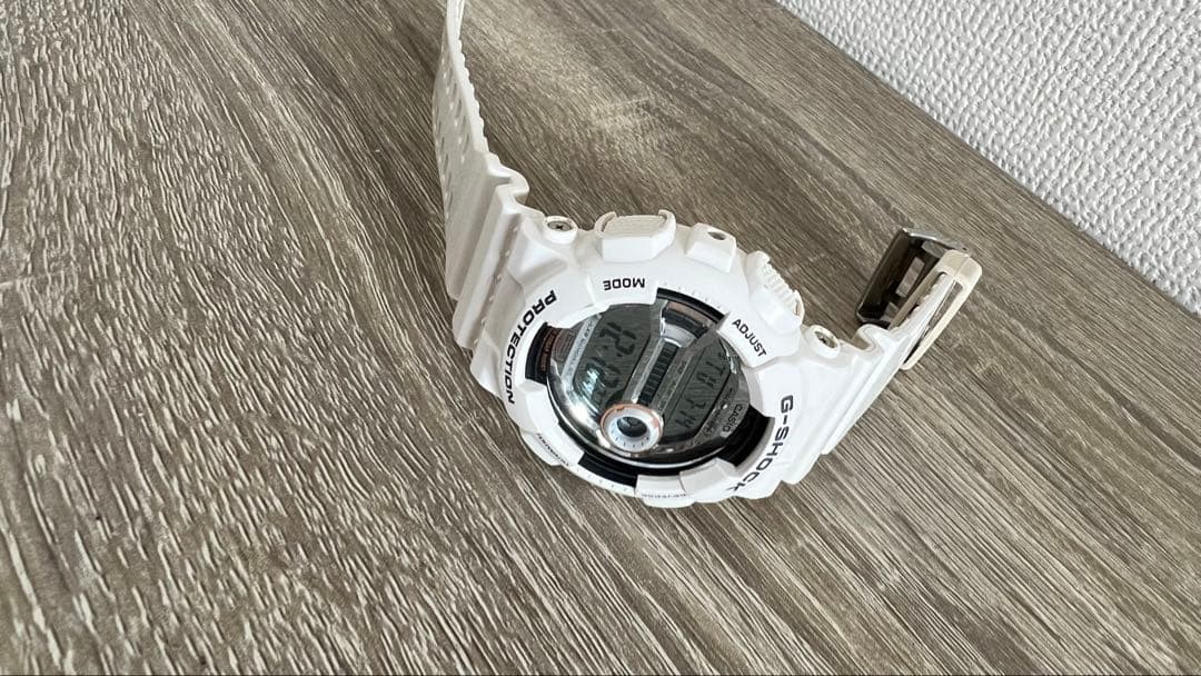 Excellent condition CASIO G-SHOCK white digital watch, 20 ATM water resistant.