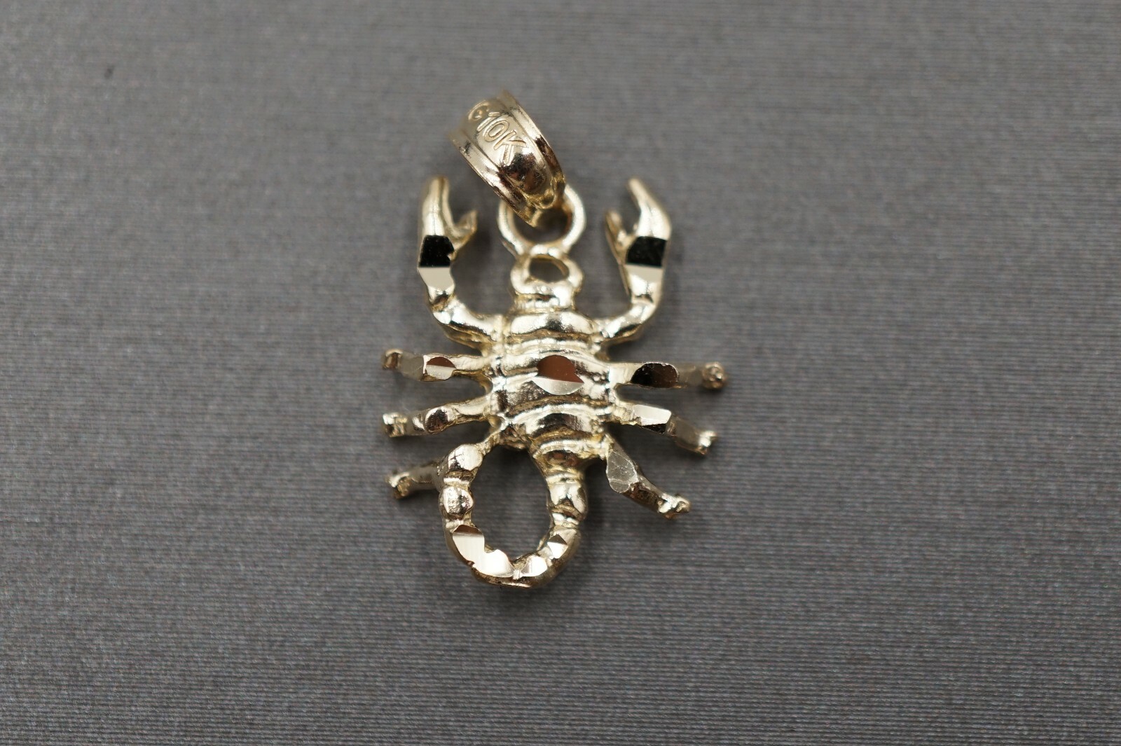10K Solid Yellow Gold 0.75″ Small Diamond Cut Scorpion Charm Pendant.
