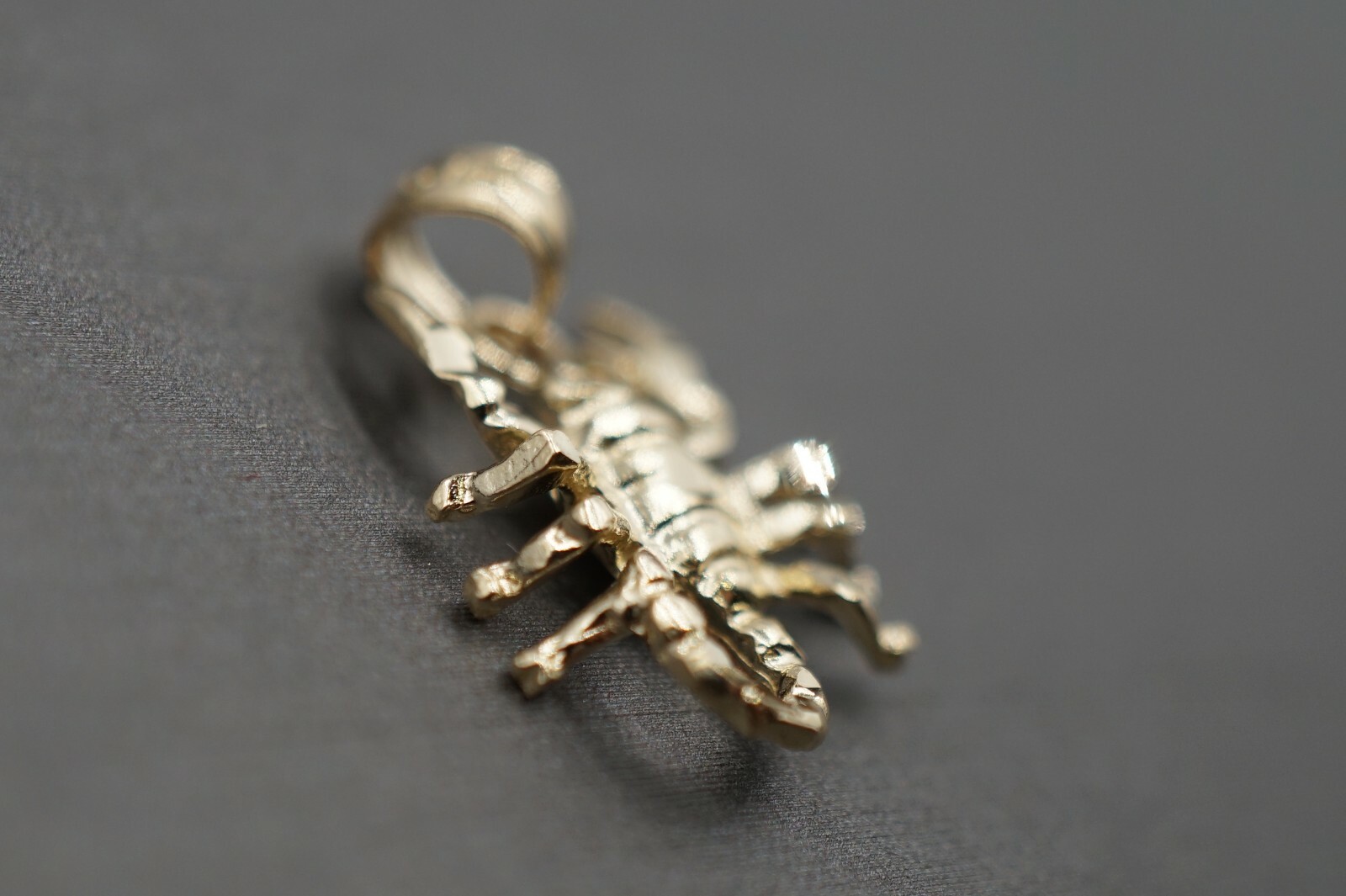 10K Solid Yellow Gold 0.75″ Small Diamond Cut Scorpion Charm Pendant.