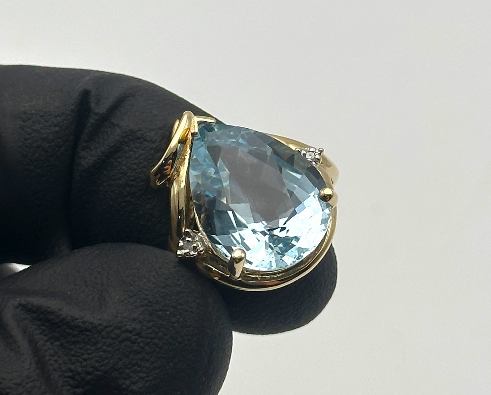 10k Gold Pear shape Ring, Blue Topaz, 0.02ctw Diamonds (Size 6.25) 5.3 gram