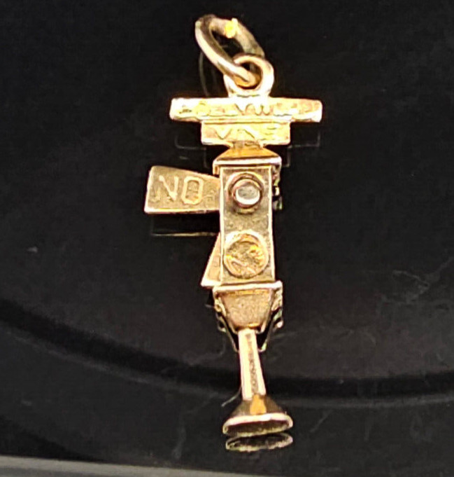 Vintage 14K Gold ~HOLLYWOOD VINE STOP GO YES NO TRAFFIC SIGNAL~ Pendant Charm