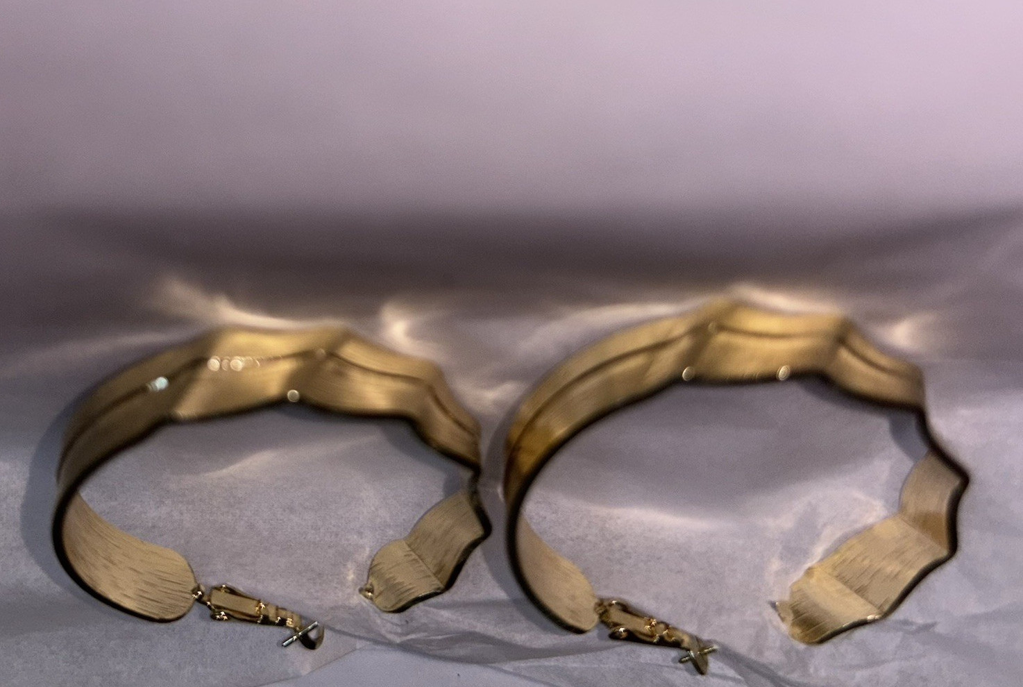 Gold Tone Textured Round Hoop Earrings Snap Closure Metal Lobe No Stone