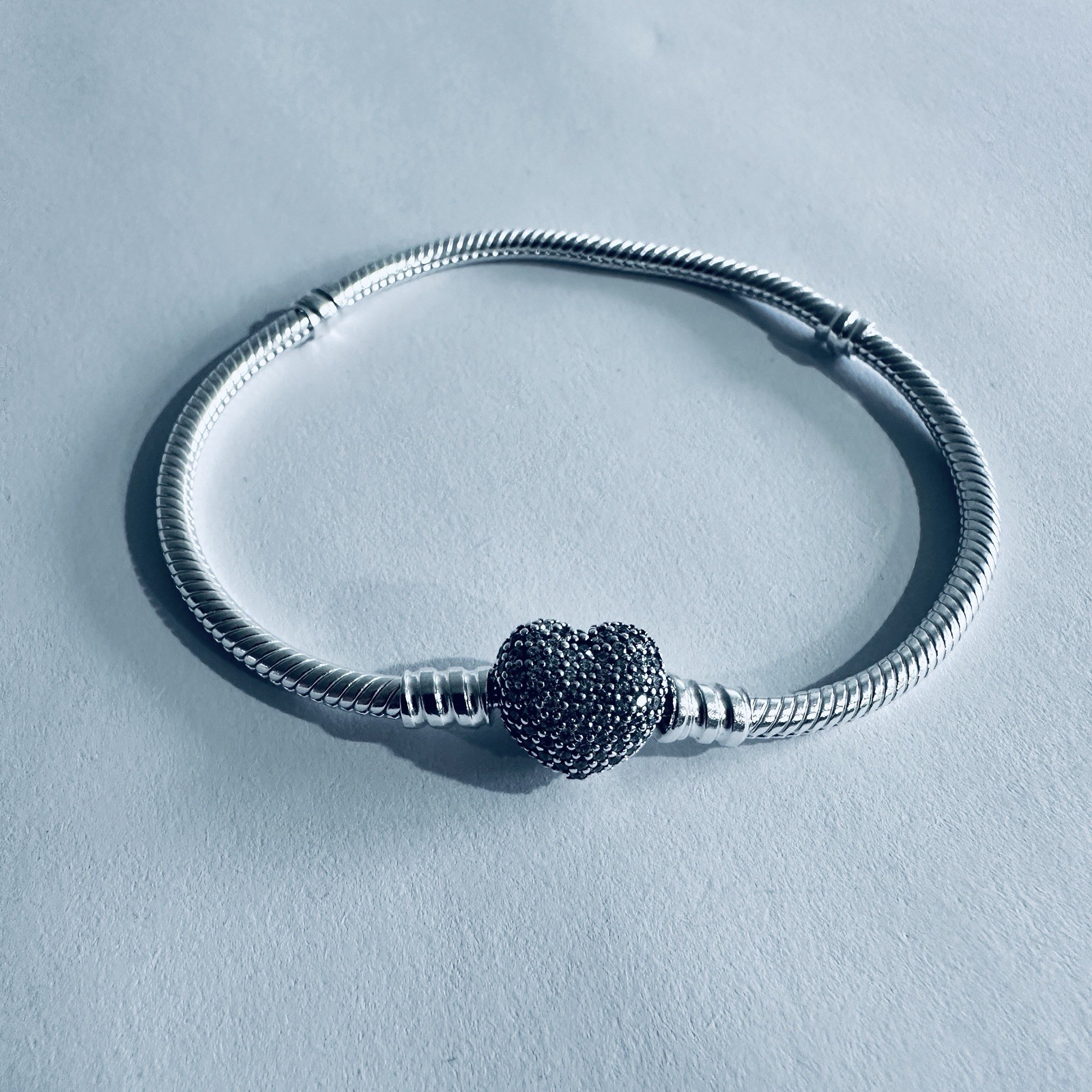 Authentic PANDORA Bracelet Moments Sparkling PAVE HEART & Snake Chain 590727CZ