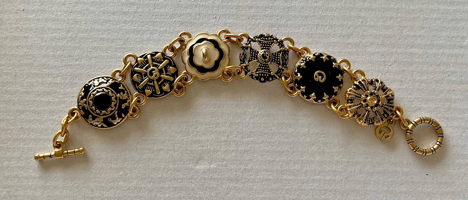 VINTAGE ST JOHN SIGNED ENAMEL LOGO MALTESE CROSS LINK CHAIN BRACELET GOLD METAL