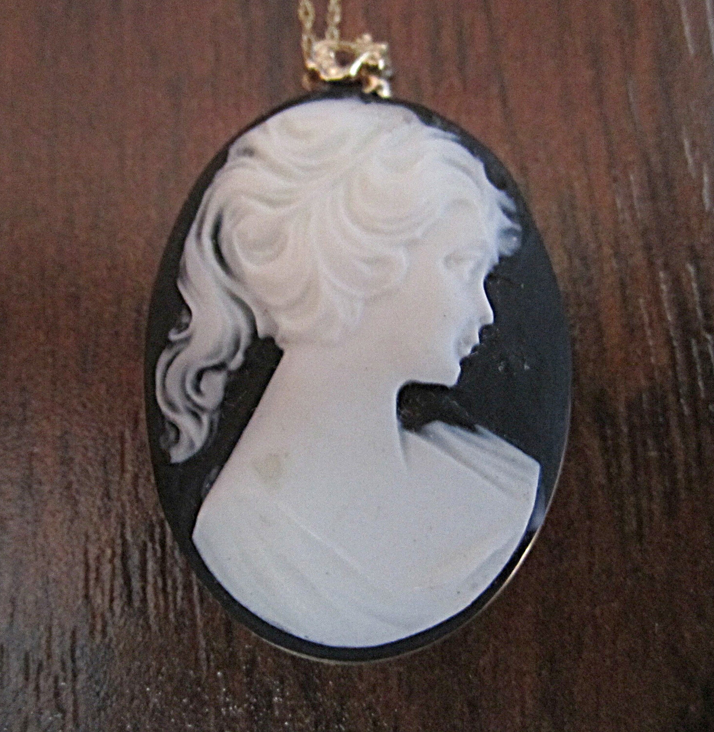 WOMEN HAND CRAFTED OVAL BLACK & BONE COLOURED CAMEO STYLE PENDANT W/ 14KT CHAIN