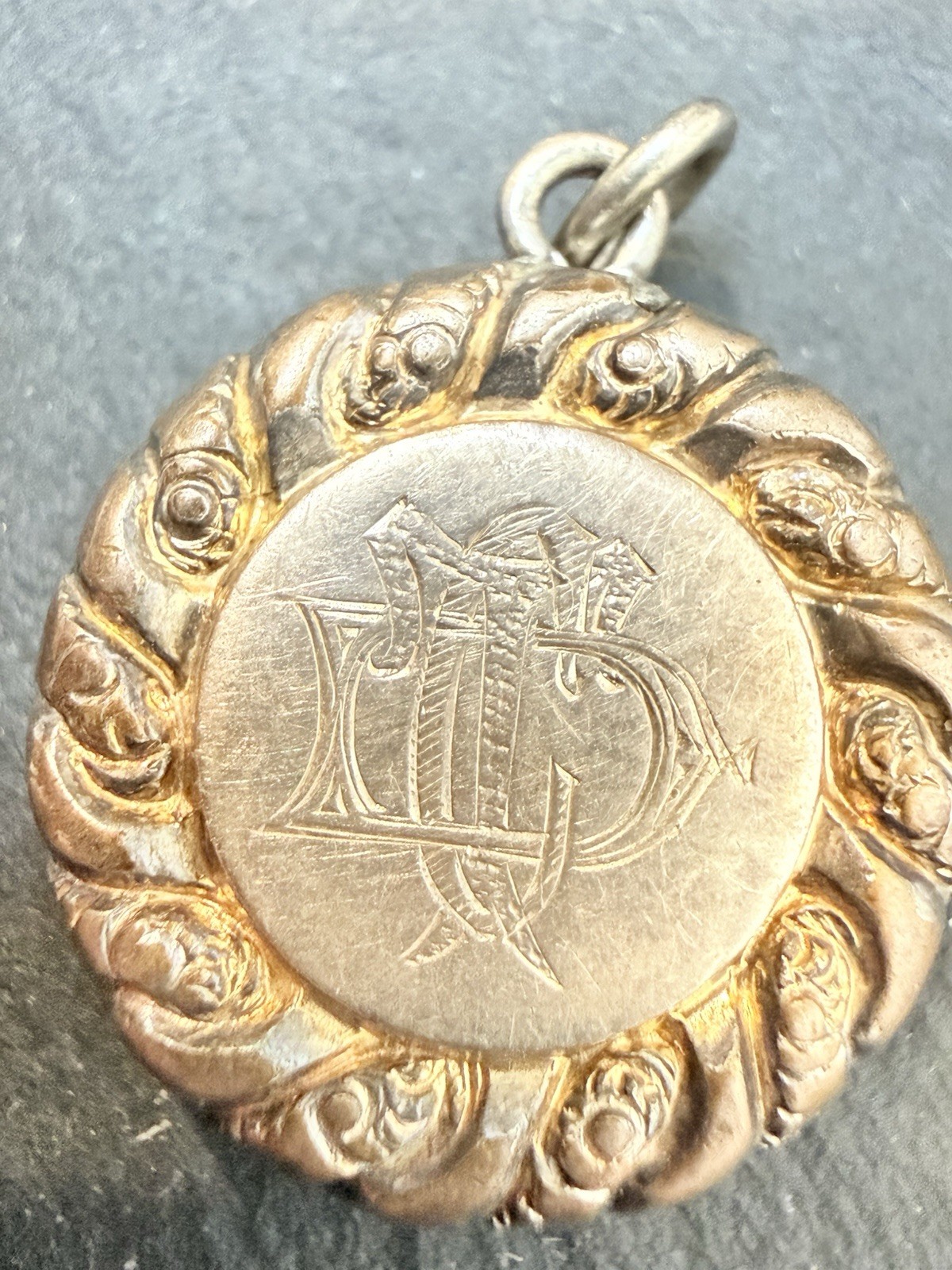 1892 Art NouveauETCHED FLOWER GOLD SHELL Filled LOCKET PENDANT Antique 0.75