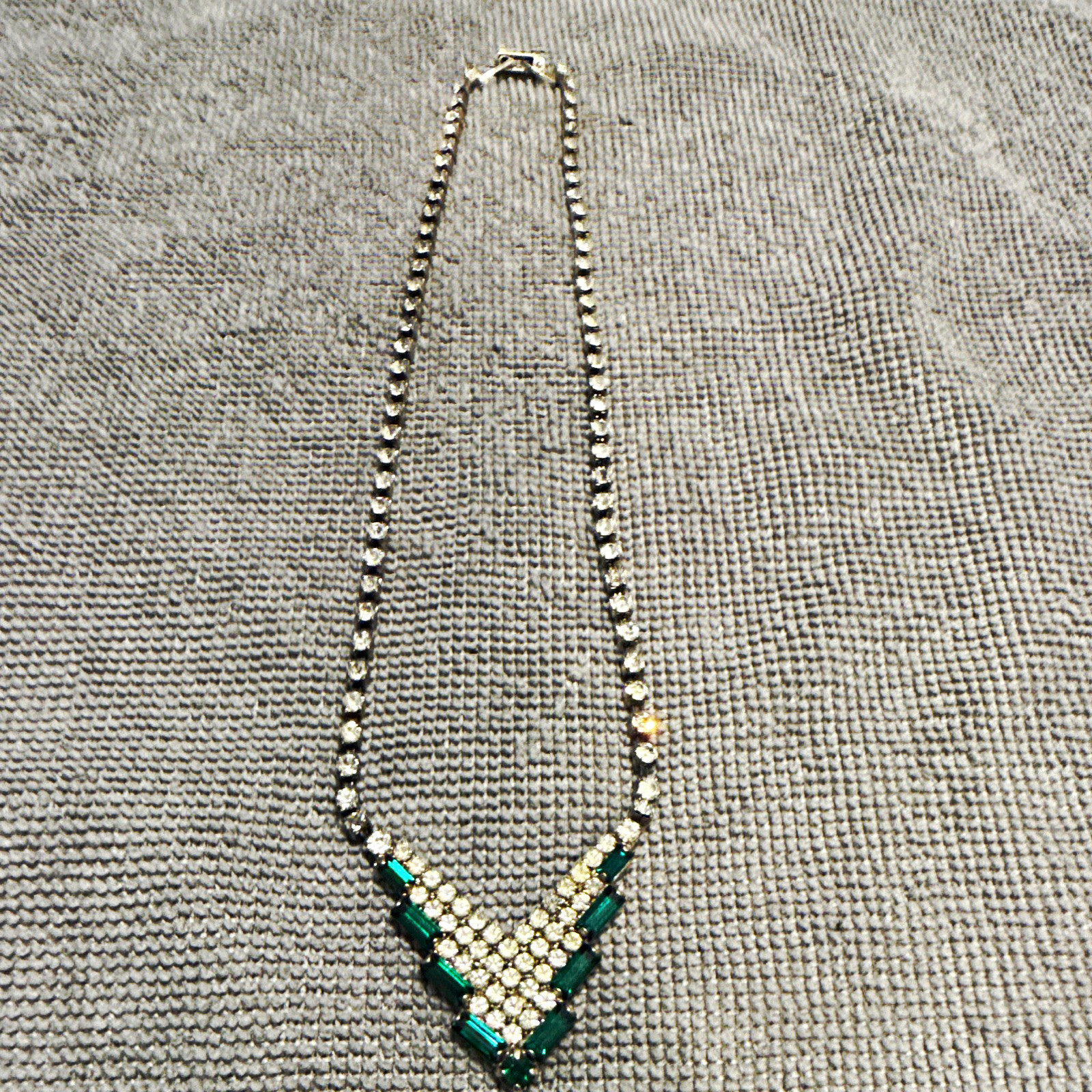 Vintage silver Tone & Green Simulated Rhinestone V Pendant Charm Rope Necklace