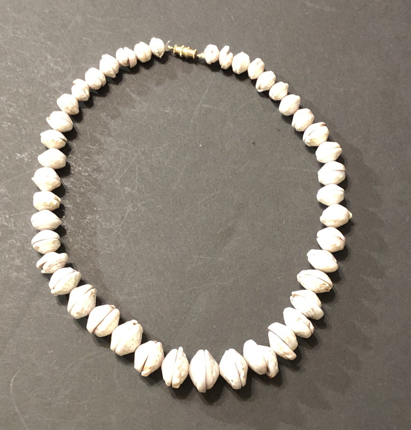 Puka Shell Necklace Hawaiian Lei Graduated 9 mm to 17 mm 17 in Length – Vintage