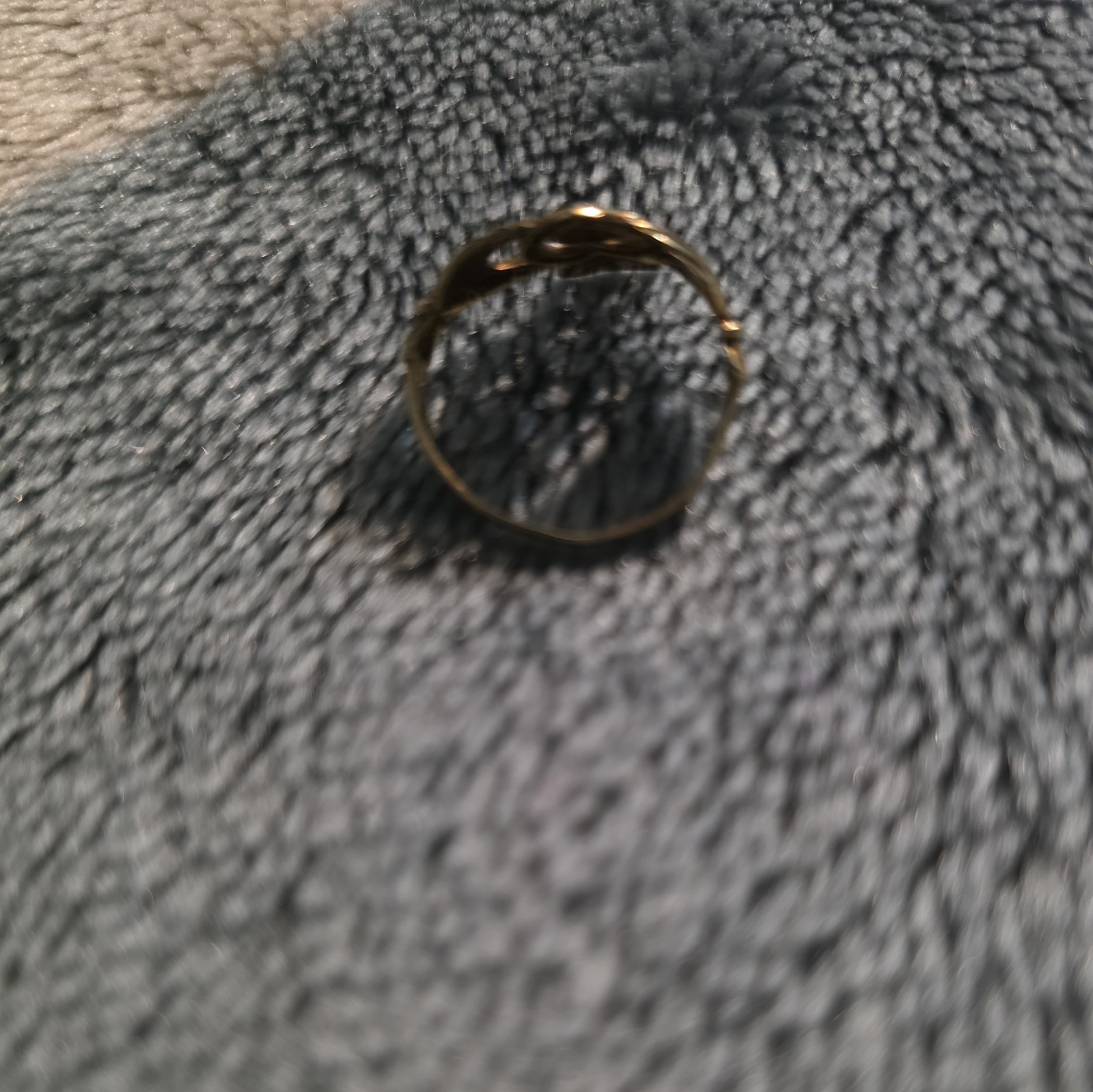 10K Solid Yellow Gold Two Tone Claddagh Crown Heart Hand CZ Band Ring. Size 6.5