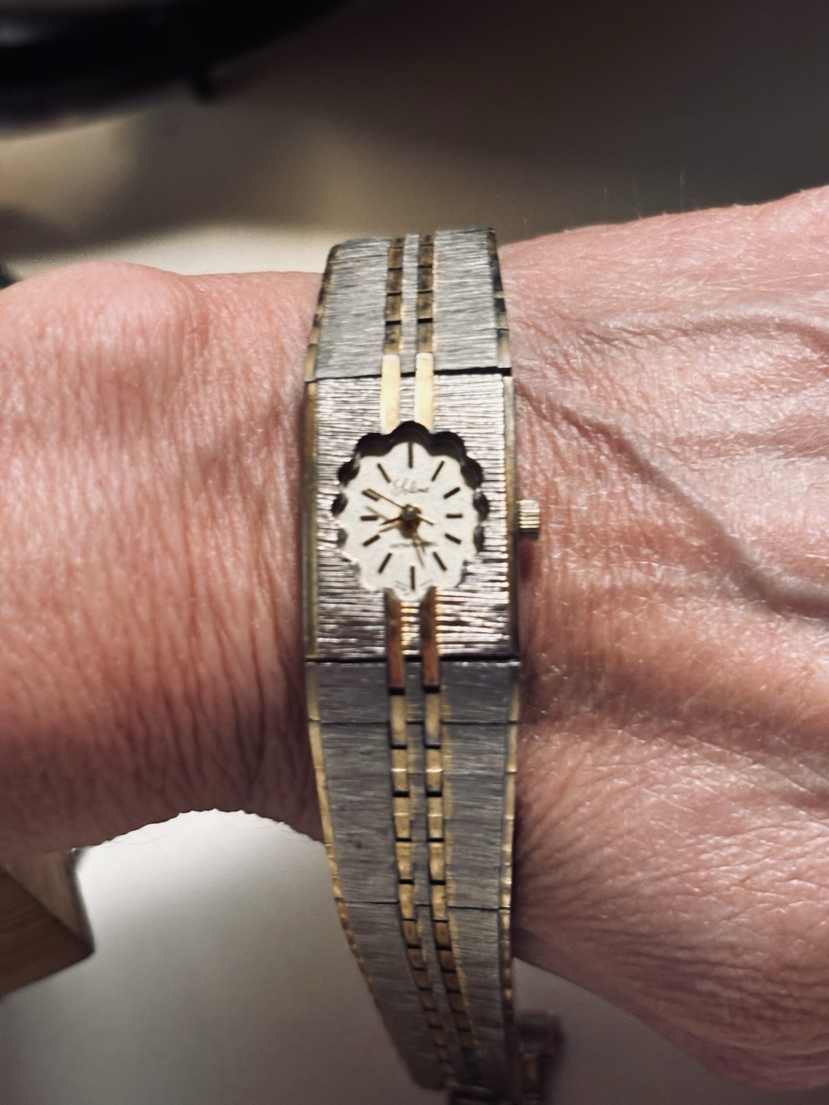Women’s Dress Analog Wristwatch Silver/Gold Metal Bracelet White Dial Round