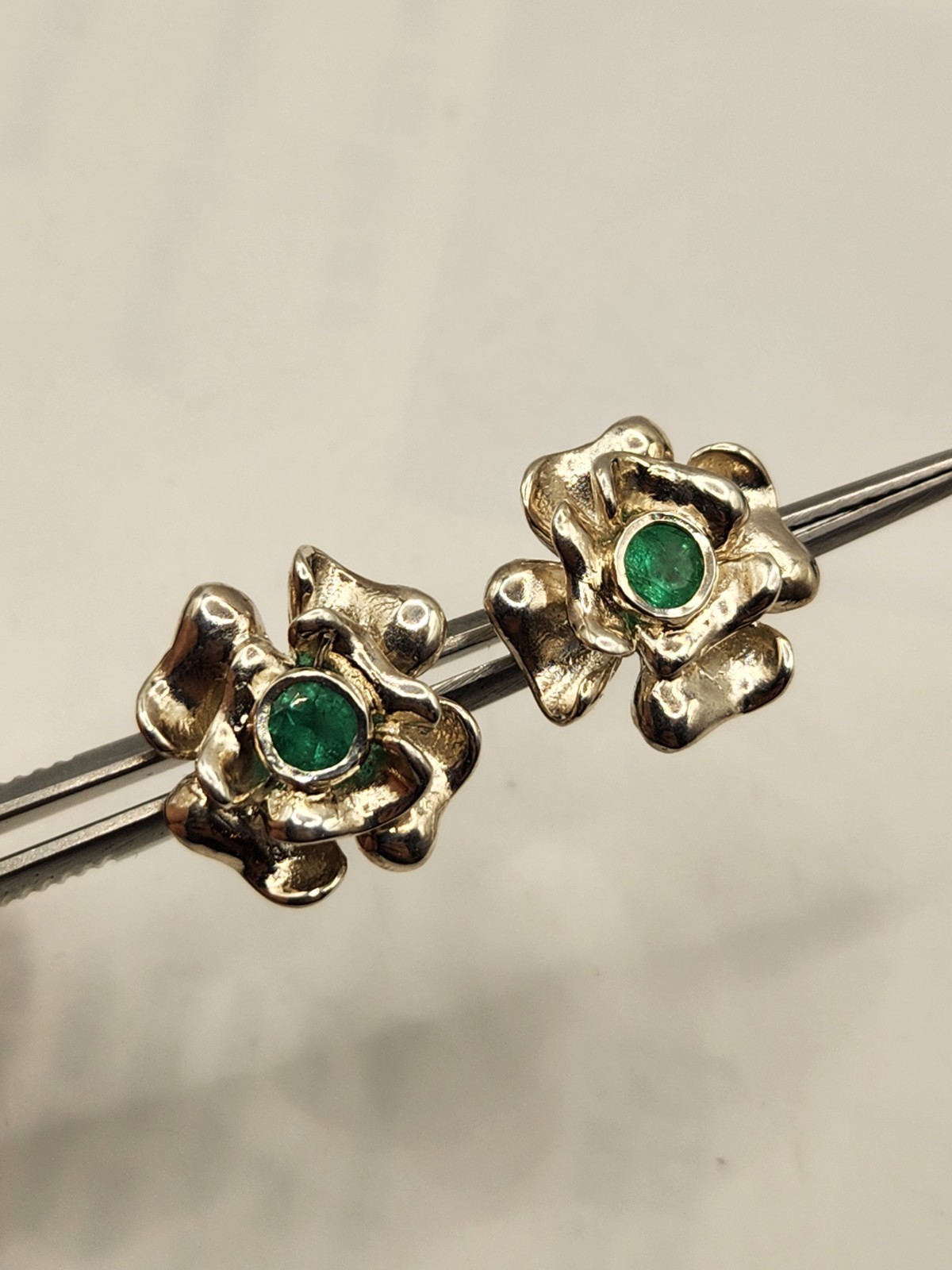 Pendientes en Plata 925 con Esmeralda natural Colombiana de Muzo, hechos a mano.