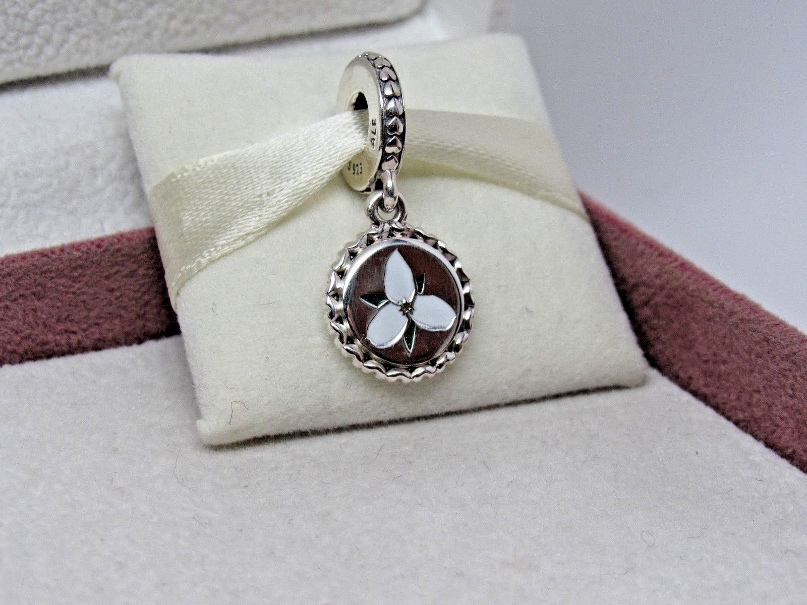 New Pandora NO BOX Trillium Flower Charm ENG792018_10 Canada Excl.