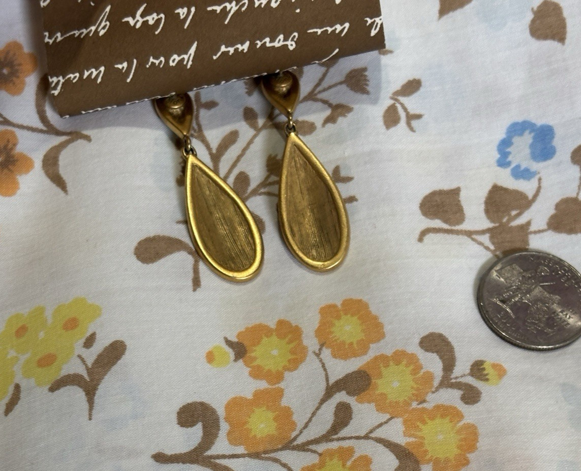 Green Teardrop Dangle Earrings Gold Tone Pierced Vintage Style