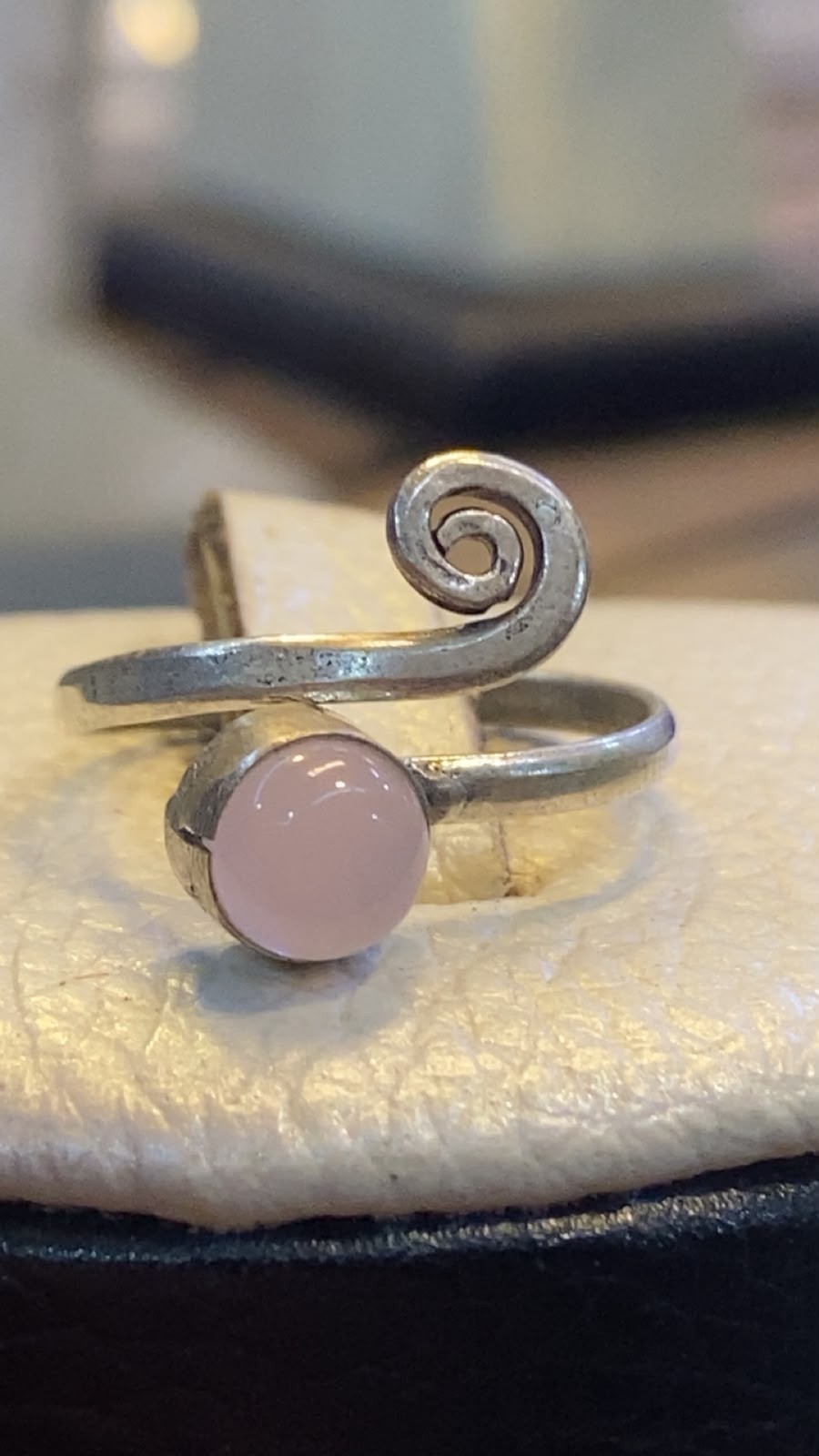 Vintage White Metal Ring – Adjustable Elegant Design for Everyday Wear.