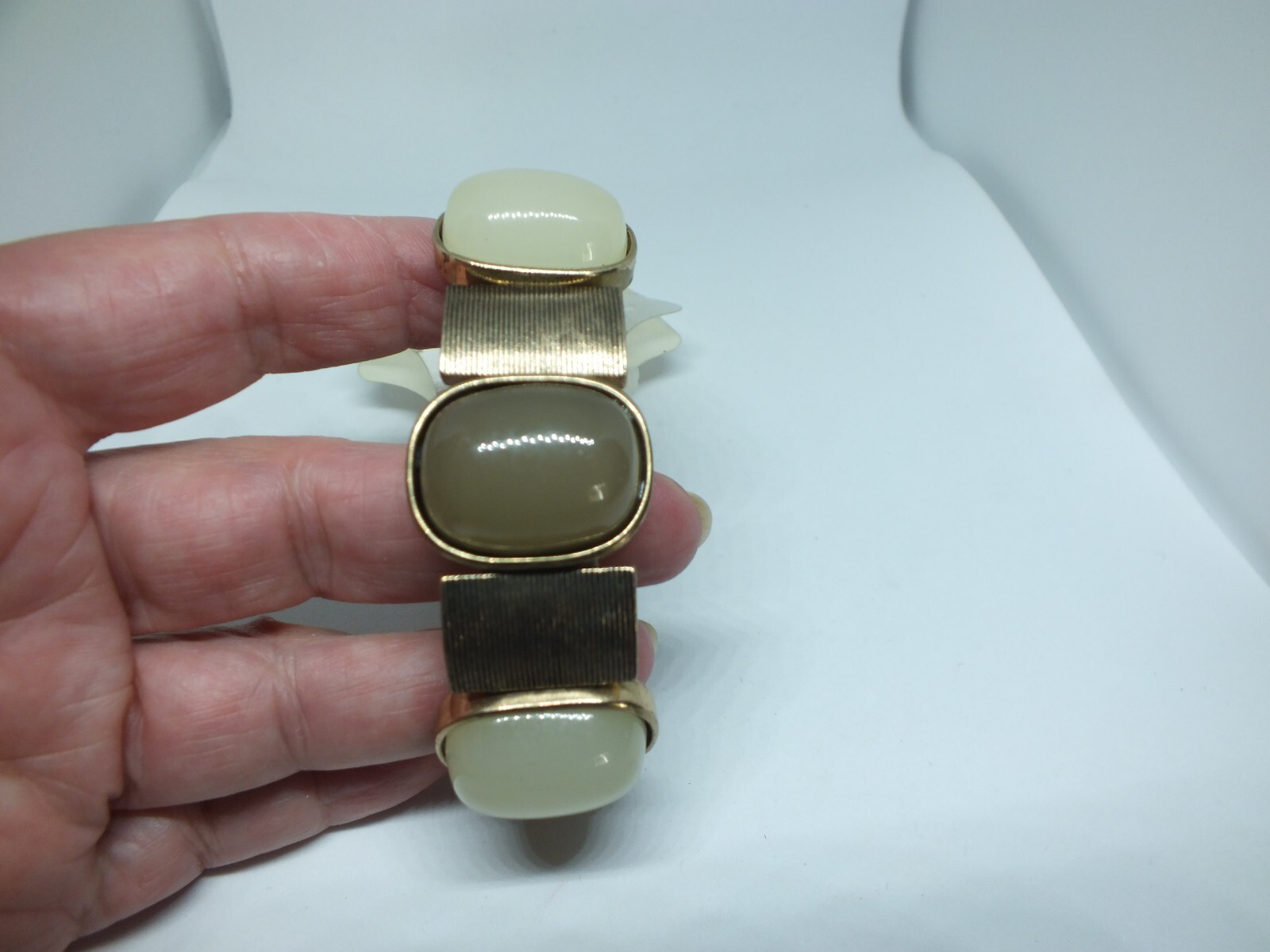 Beautiful Stretch Bracelet Gold Tone Olive Cabochons 1″ W x 2 1/4″ Acr A&I Label