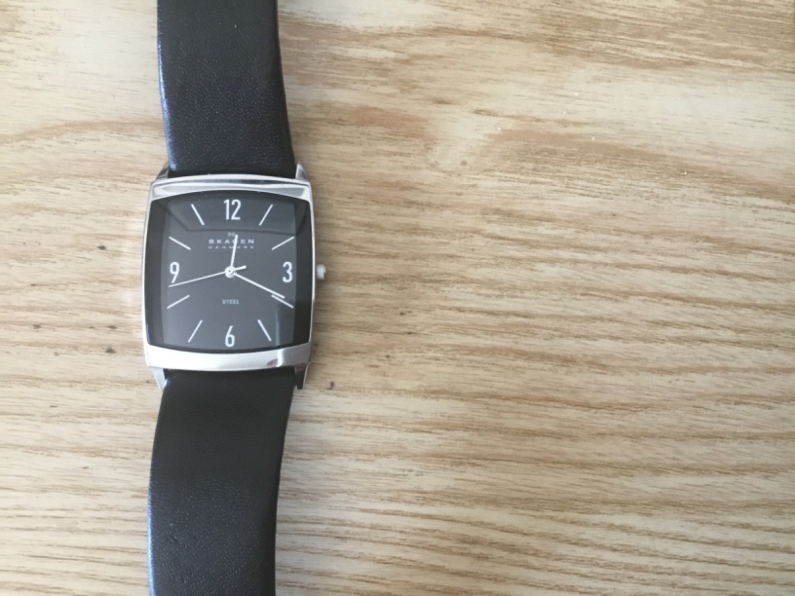 Skagen mens watch used, good condition, new battery. Analogue dial.
