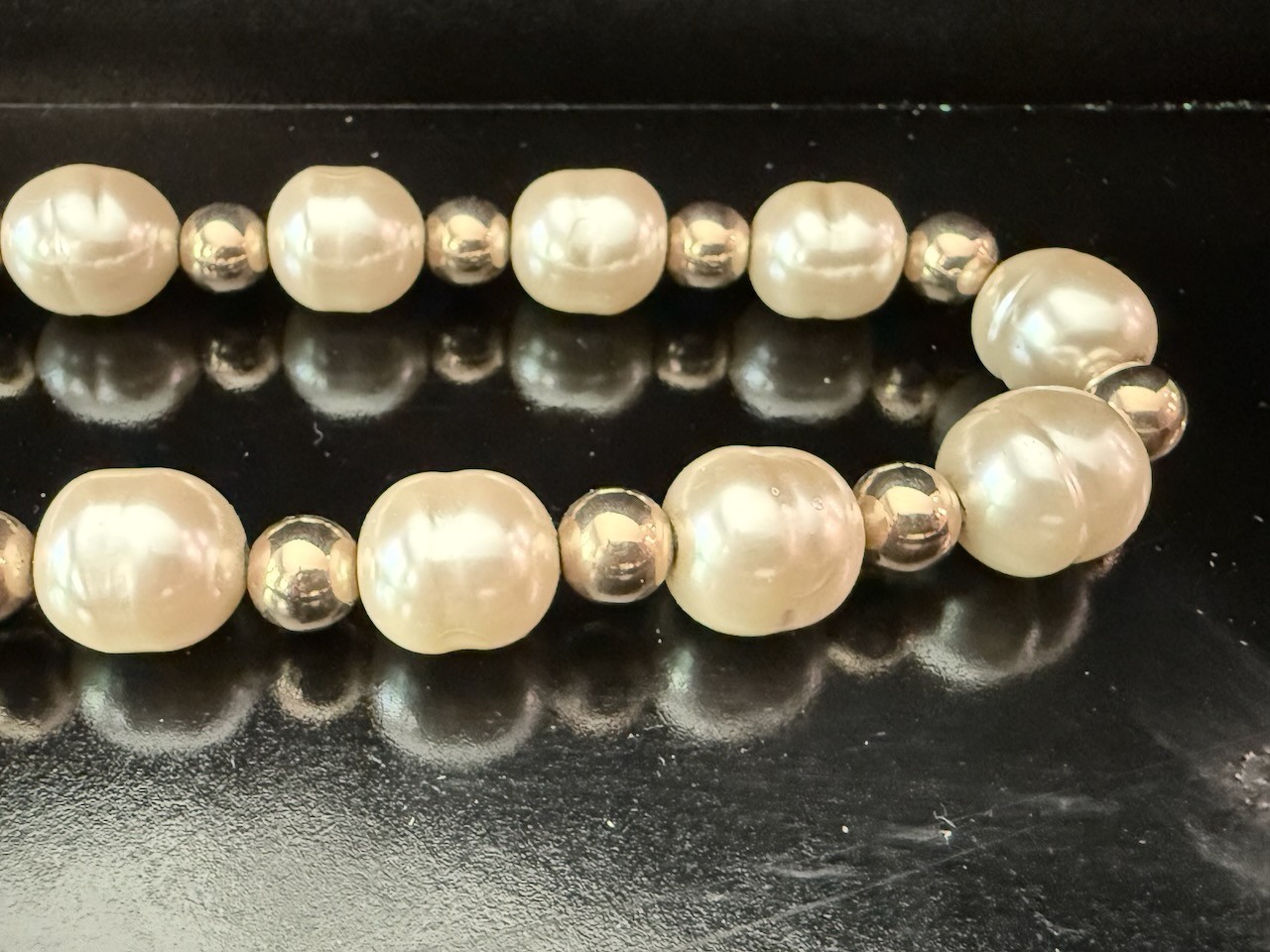 VTG Metropolitan Museum of Art MMA Faux Pearl Gold Tone Bead Necklace 18”