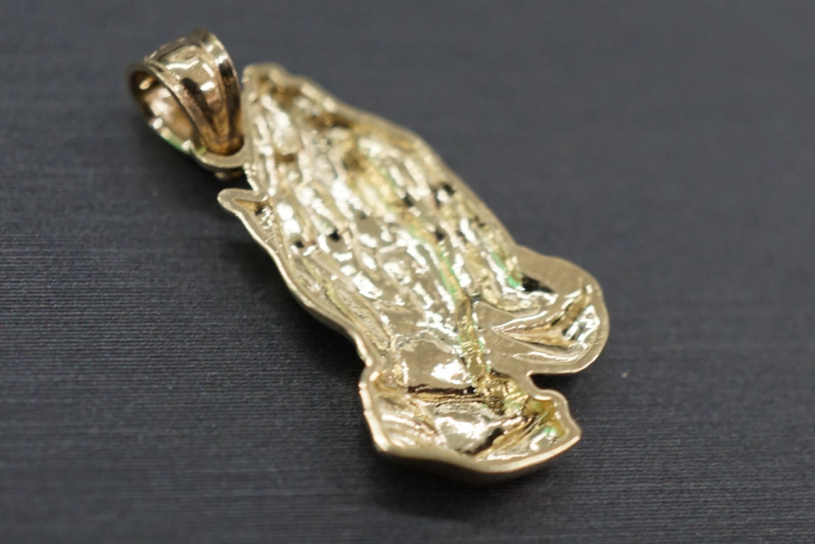 10K Solid Yellow Gold 0.9″ Praying Hands Charm Pendant.