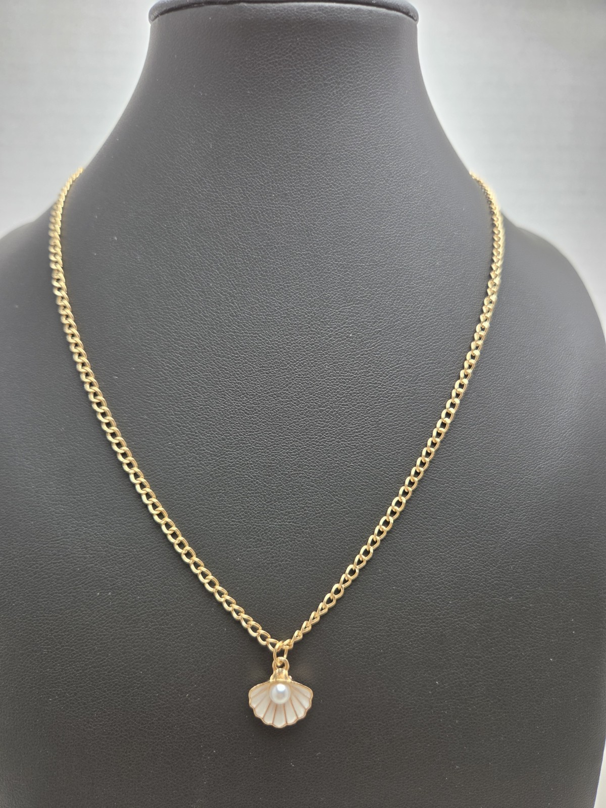 Gold Tone Cable Chain Shell Charm Pendant Necklace White Pearl Lobster 18in