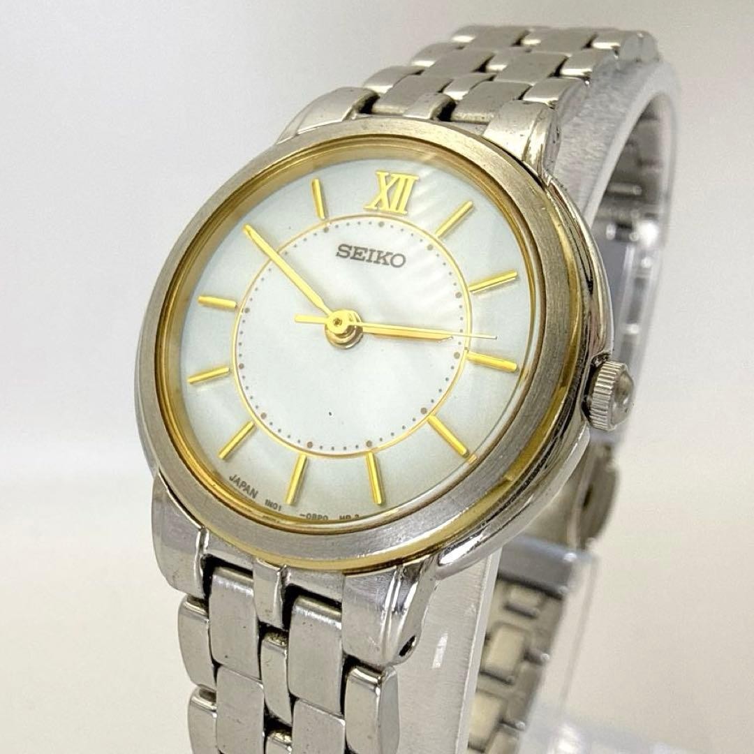 Working condition Seiko ladies’ watch, light blue dial, two-tone silver.