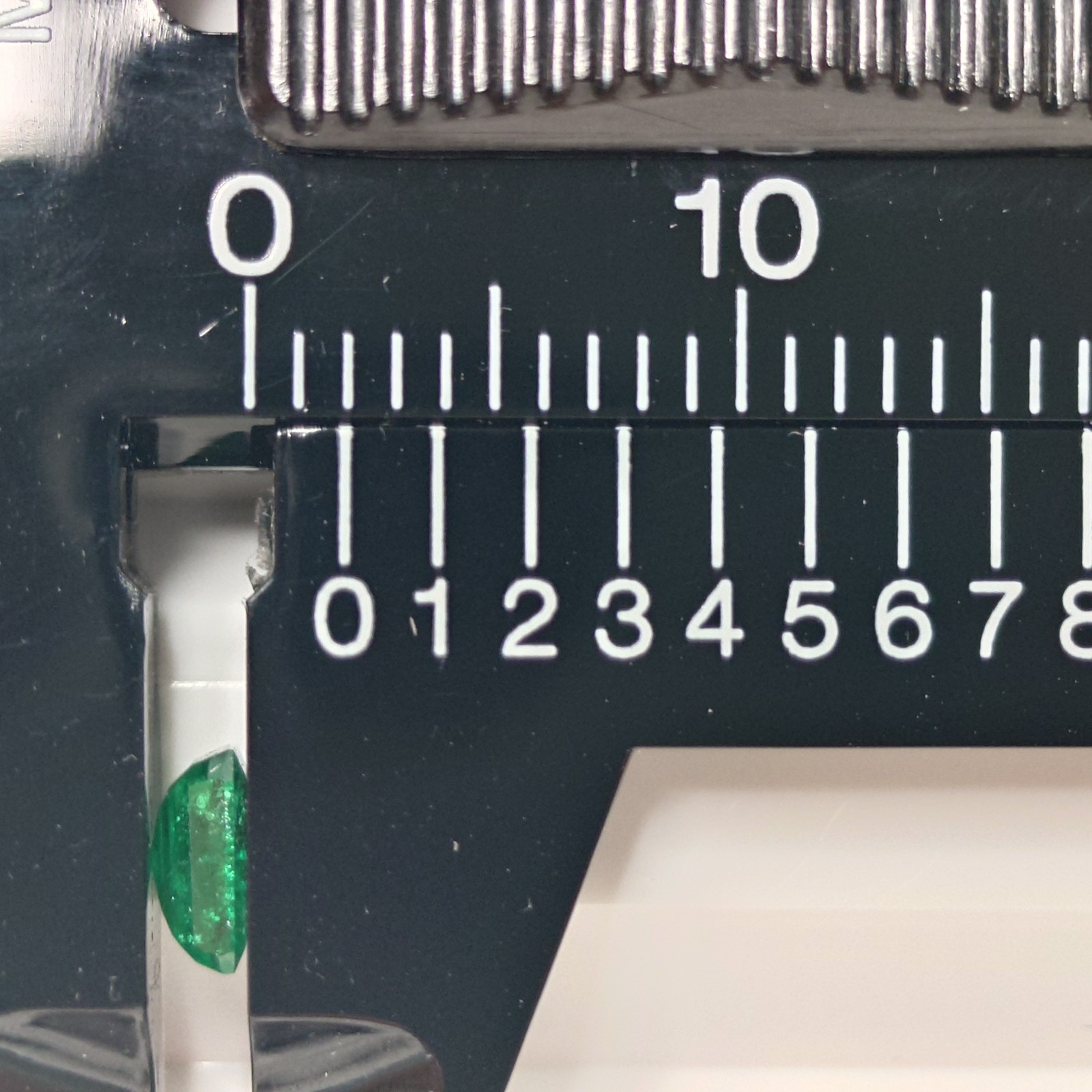 Natural Emerald 0.30 ct, approx. 4.5mm x 3.5mm x 1.8mm, Jewelry Removal e0018