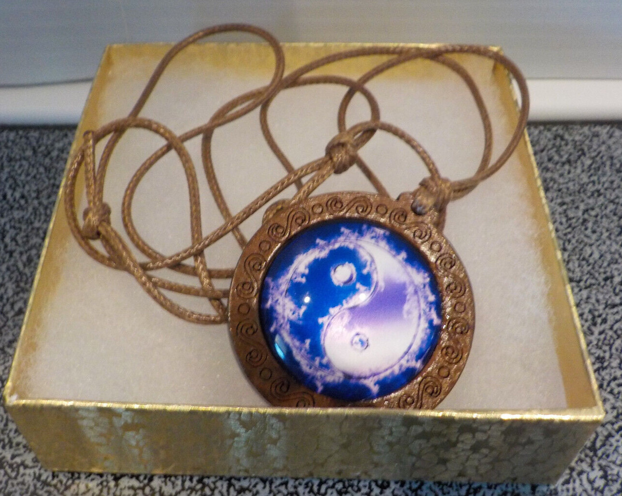 New Without Tags Yin & Yang Necklace With Rope Chain & A Wood Pendant Gift Boxed