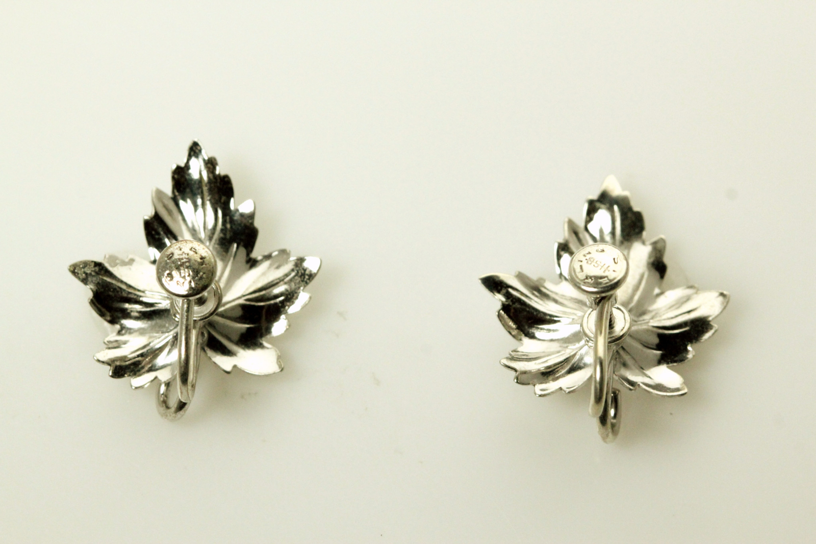 925 Sterling Silver Pearl on Leaf Non-Pierced Screw Back Earrings 5g (EAR4323)