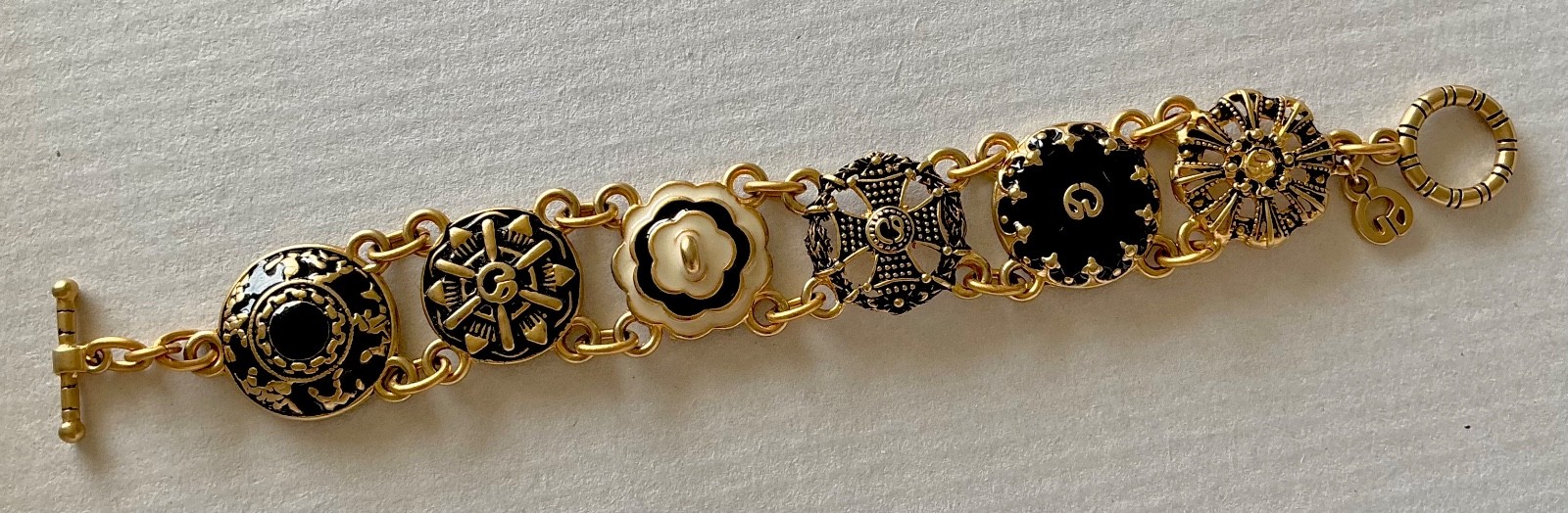 VINTAGE ST JOHN SIGNED ENAMEL LOGO MALTESE CROSS LINK CHAIN BRACELET GOLD METAL