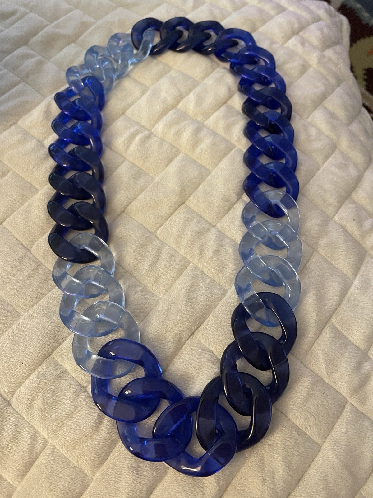 Super fun MOD 1980s multi hued Blue Lucite Necklace Acrylic bold 34” good cond