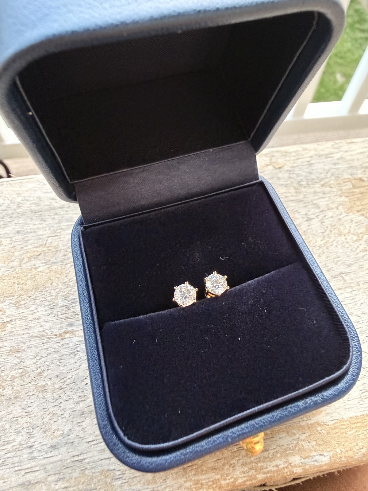 18kt Gold Stud Diamond Earrings 1ct(0.5ct each earring)