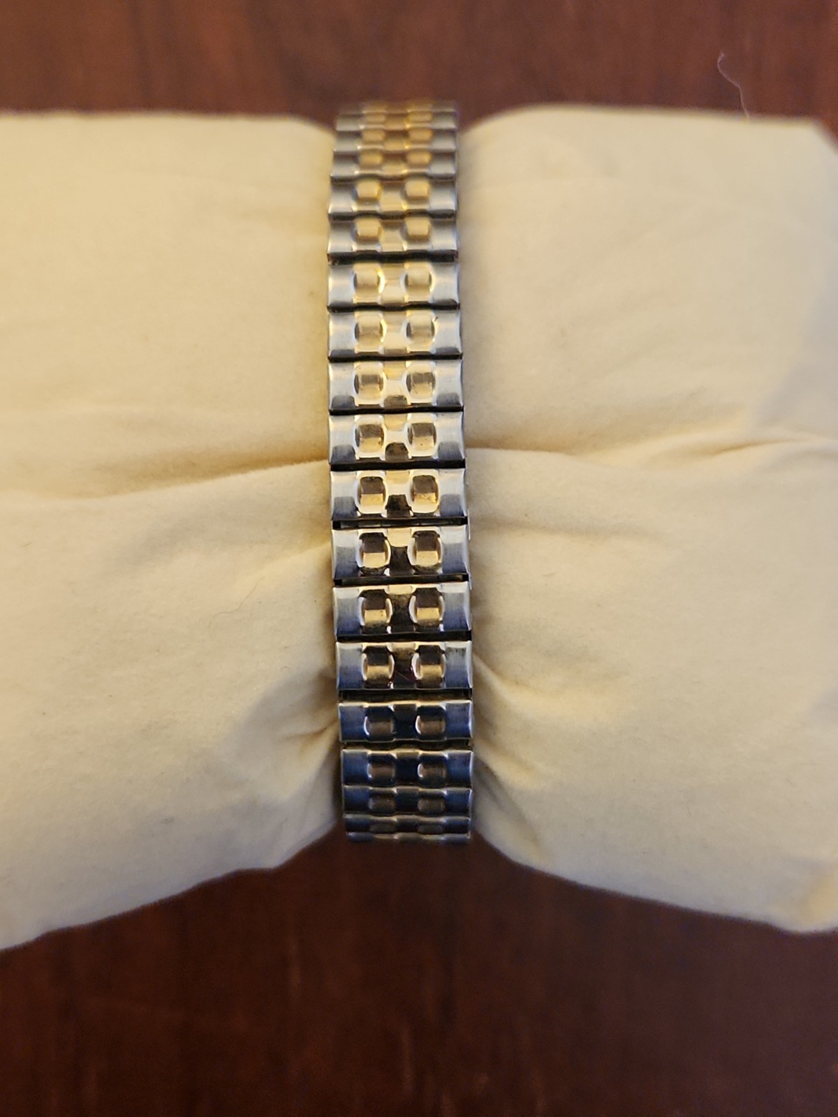 Lady’s Vintage Quartz Sliver And Goldtone Stretch Band Watch, Works, New Battery