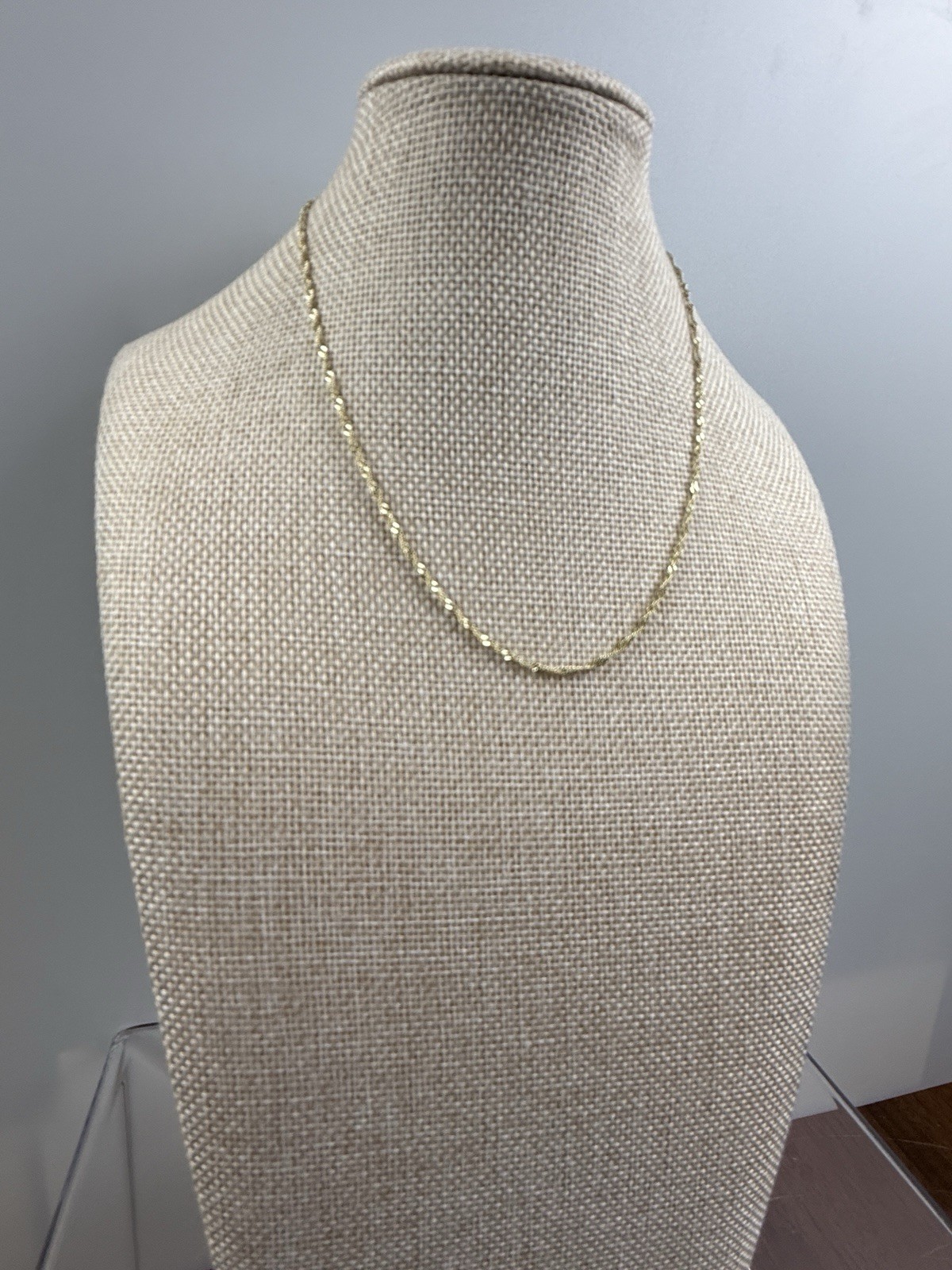 14k Yellow Gold Necklace. Twisted Singapore Link. 16in Long. 2.2 Grams. E1