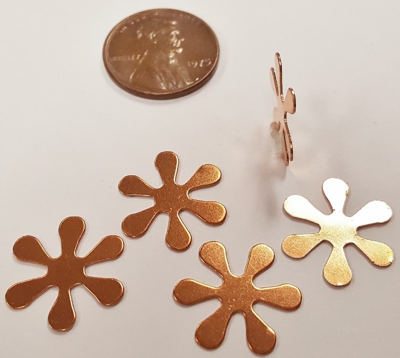 12 VINTAGE RETRO FLOWER FLAT 15mm. COPPER COATED STEEL STAMPING FINDINGS N27