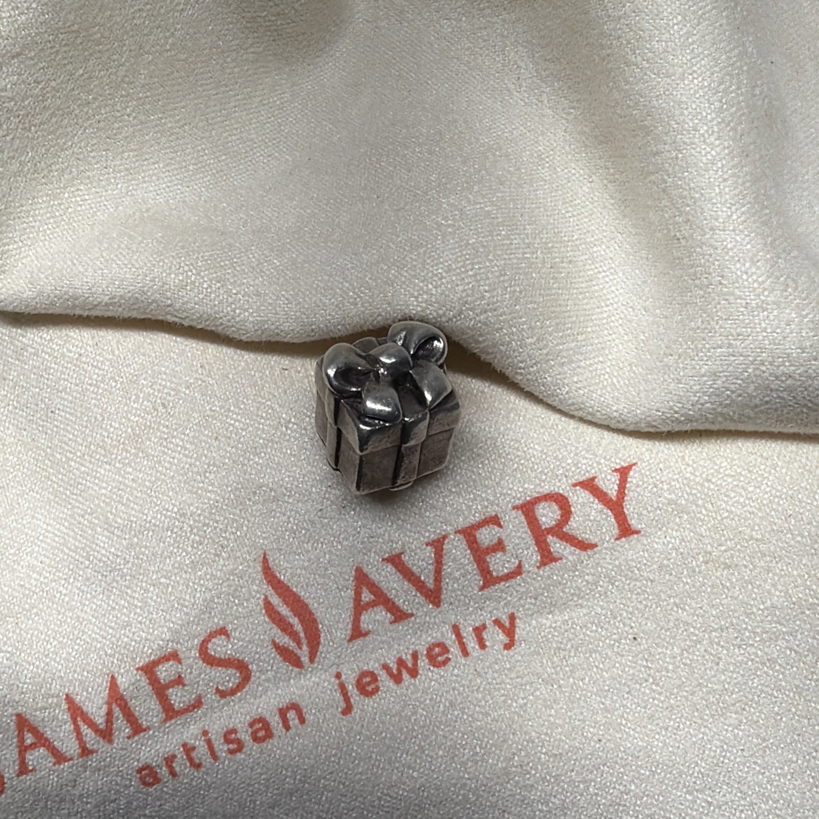 *RETIRED* – James Avery Sterling 3D Birthday or Christmas Present Gift Box Charm