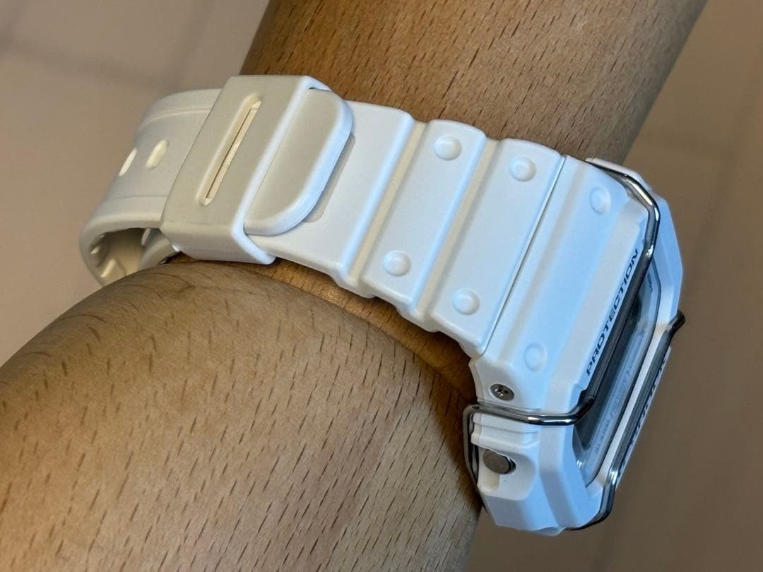 G-SHOCK/DW-5600/Speed/White/Vintage/Bezel Guard/White