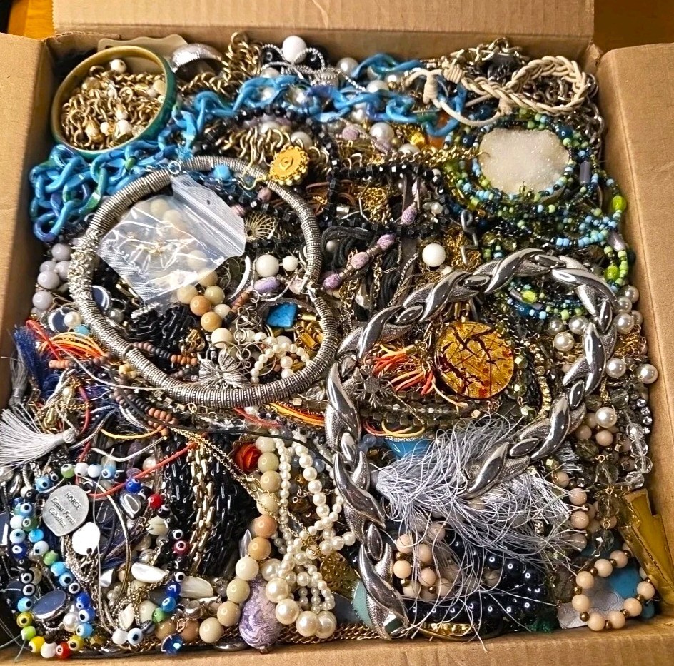 Huge Unsearched Jewelry Lot 3 Lb Vintage & Mod Junk & Wear Necklaces Brooches ++
