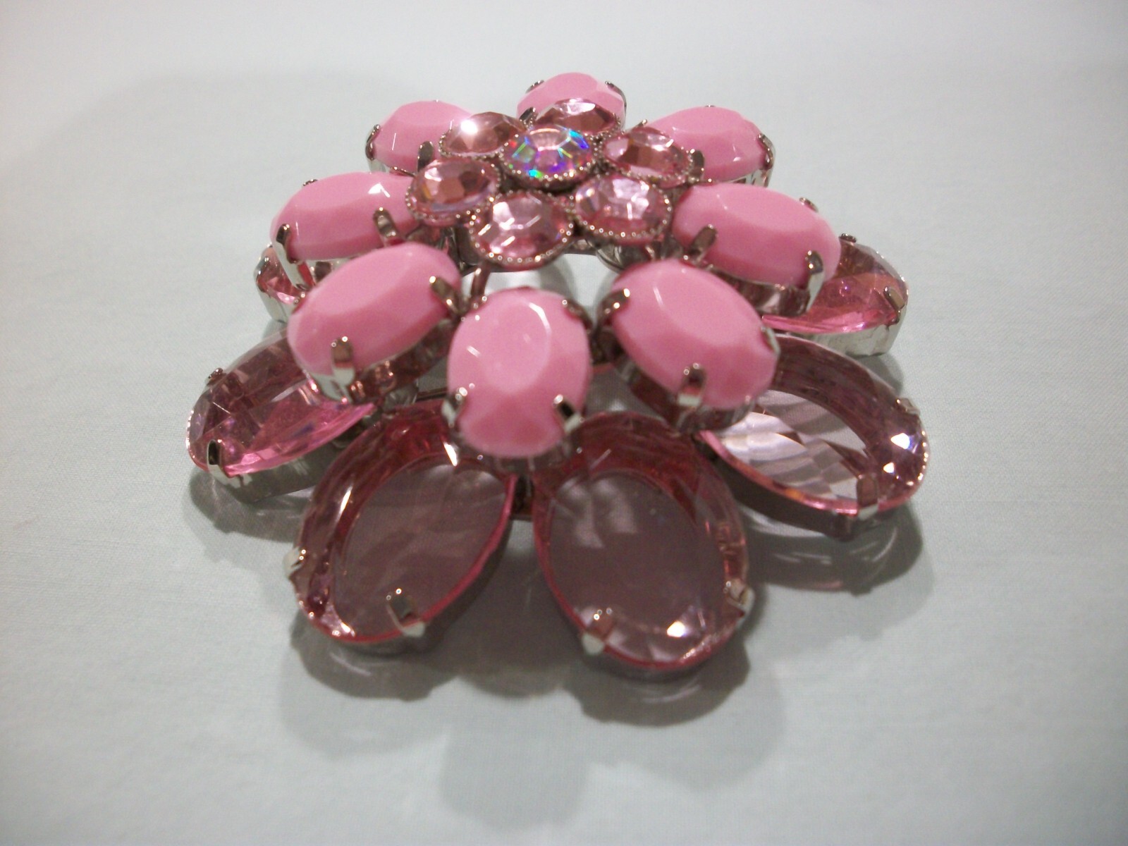 LuCiTe PiNK CABoCHoN/ACRYLiC TRaNSPaReNT/AuRoRa BoReALiS RHiNeSToNeLARGE 2.5″PiN