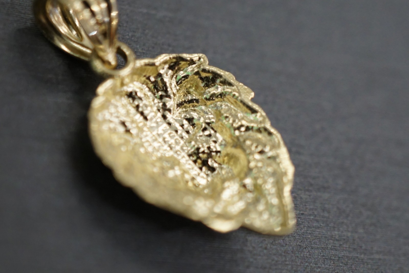 Real 10K Solid Yellow Gold 0.9″ Diamond Cut Polished Lion Head Charm Pendant.