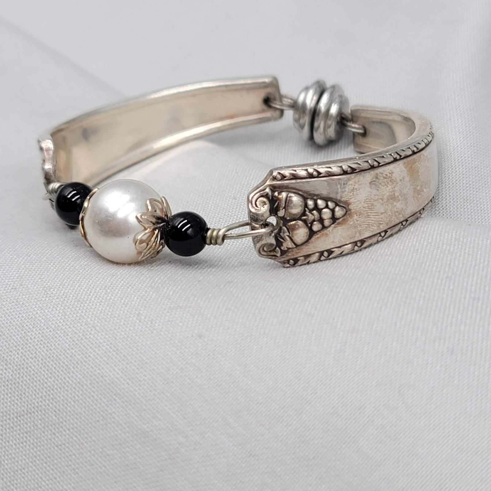Artisan Spoon Handle Bead Bracelet Silver tone Magnet Closure 6.5 in