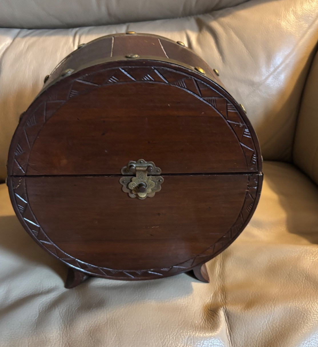VNTG WOODEN WHISKEY BARREL SHAPED JEWELRY BOX, BRASS, VELVET FOOTED, LATCHED